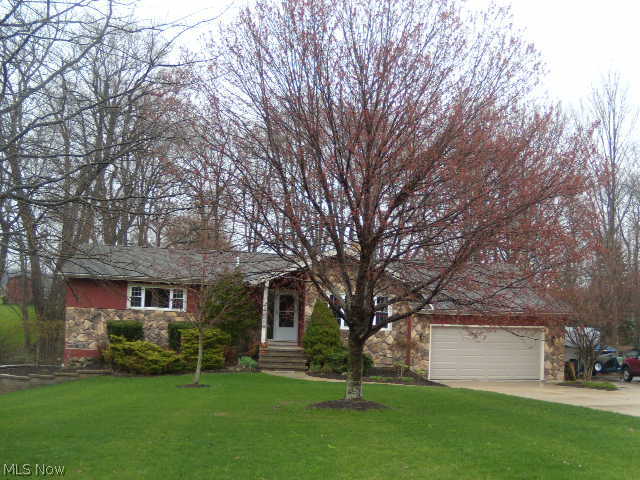 KENT CITY SCHOOLS! Enjoy first floor living nestled on a picturesque lot! This wonderful 3 bedrm, 3 full bath home offers a great rm. with vaulted beam ceiling that magnifies this already spacious room and has a see thur. fireplace and overlooks a magnificent setting with beautiful trees. Meal preparation is a breeze in this ultra modern kitchen .Entertain in uncrowded comfort in the spacious dinning room. And will accommodate the largest family. The master bedrm. offers hardwood floors and a lavish master bath.The lower level rec. room is a walk out and offers room for family fun and entertainment. All three baths have been remodeled. Windows three years old. Hot water 2012, New pump 2011,Glass block windows in basement. If you enjoy hardwood floors, please put this home on your A list of homes to preview! Enjoy the private backyard and deck, it is a welcome escape from the city bustle and is located on a dead end street.