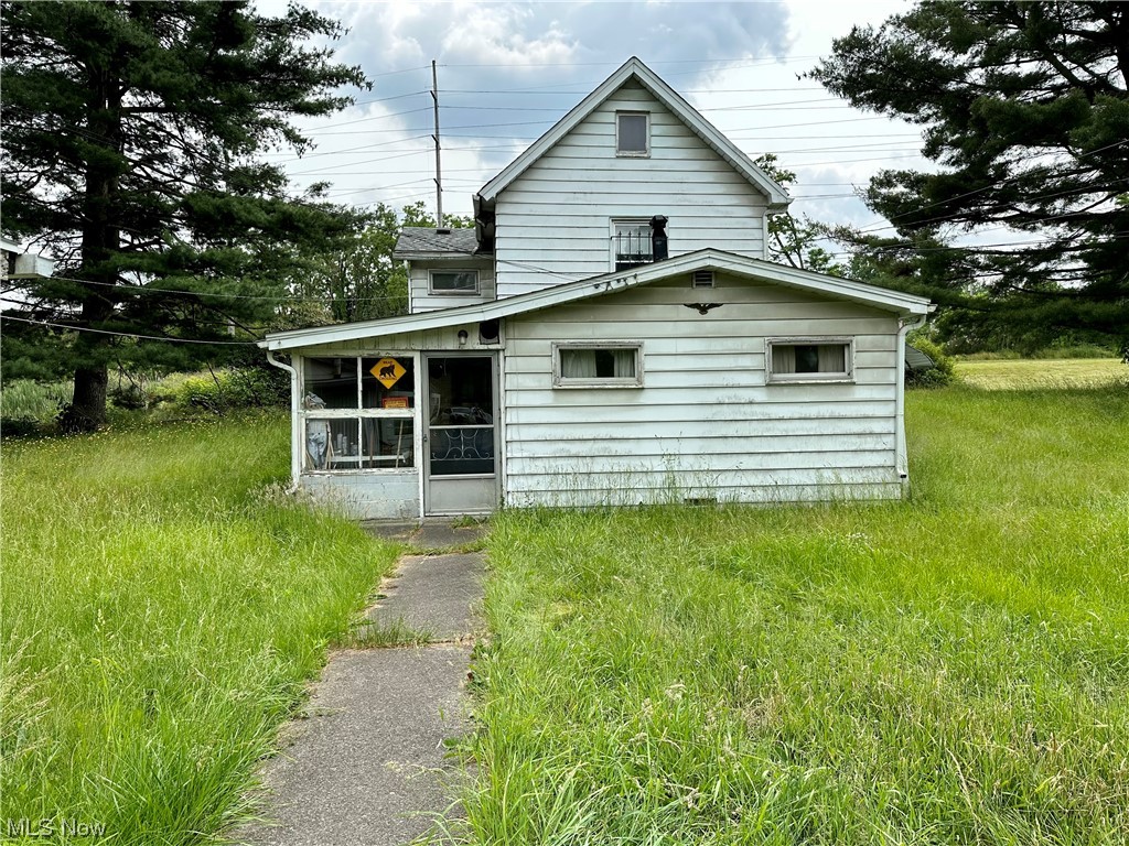 3 Parcel lot! Needs a little TLC. Makes for a great investment!