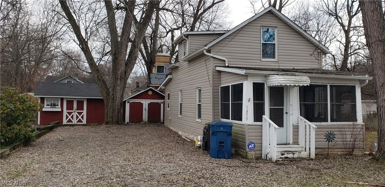2 Bedroom Bungalow in the heart of Lakemore/Sprinfield Ohio. Walk to the lake from your home. Close to shopping, dining, local area parks and Springfield Lake. Canton Road/ 91 leads to 224 and 76 interchange. Or head South on Canton Road a few minutes to 619 to Hartville or North Canton. Needs some work so bring your imagination. An opportunity to fix it us the way you want. Call today for your private showing.