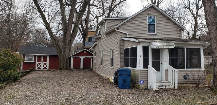 2 Bedroom Bungalow in the heart of Lakemore/Sprinfield Ohio.  Walk to the lake from your home. Close to shopping, dining, local area parks and Springfield Lake. Canton Road/ 91 leads to 224 and 76 interchange. Or head South on Canton Road a few minutes to 619 to Hartville or North Canton. Needs some work so bring your imagination. An opportunity to fix it us the way you want.  Call today for your private showing.