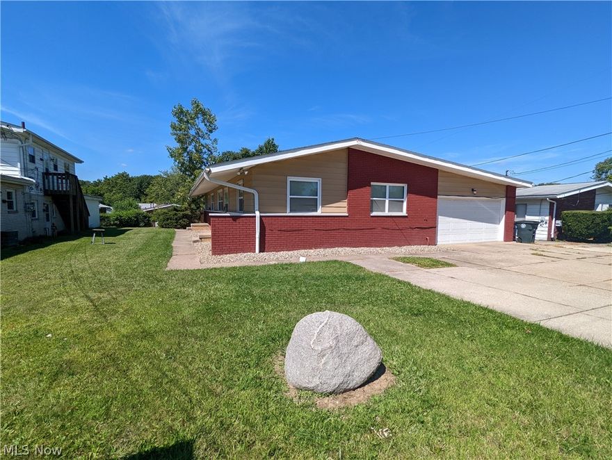 This 2 bed 1 bath duplex comes with new flooring. Full sized kitchen with fridge and stove included. 2 nice sized rooms for comfort. Nice living and dining space. Central Air conditioner and full backyard.

IT also includes at full basement bonus room 

2 car garage.

Call today, this property won't last.
 
Equal Housing Opportunity
Immediate Move in available
Existing Pets negotiable