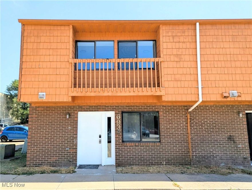 Attention Investors & Homebuyers! Discover this spacious 5-bedroom, 3 full bath, 2 half bath condo just minutes from the University of Akron. Perfect for student rentals or anyone looking to enjoy the convenience of downtown living, this property offers both income potential and modern comfort. Recently remodeled with fresh flooring, paint, and an updated bathroom. Potential for up to 15% cap rate! Enjoy the comfort of central air and the ease of low-maintenance condo living. Kitchen appliances along with the washer and dryer will convey, making this an easy transition for its next owner. Can be sold with 695 & 691 Carroll St as a package. Don’t miss this versatile opportunity in the heart of Akron!