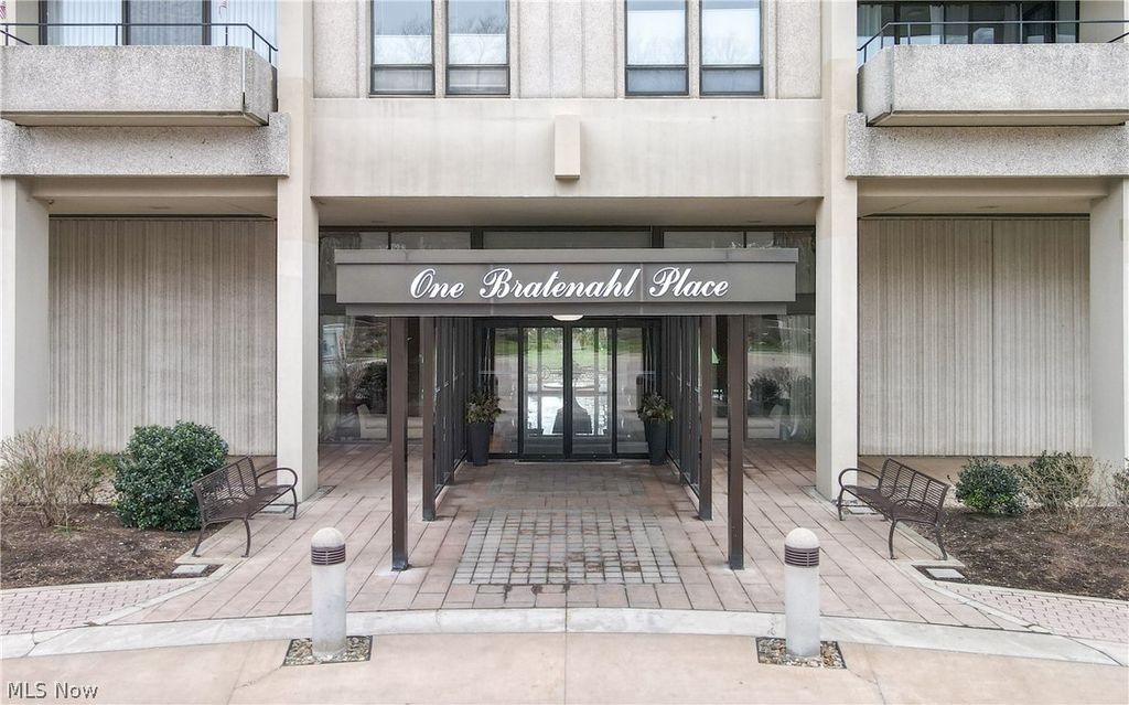 Photo of 1 Bratenahl Place #502, Bratenahl, OH 44108 (MLS # 5198533)
