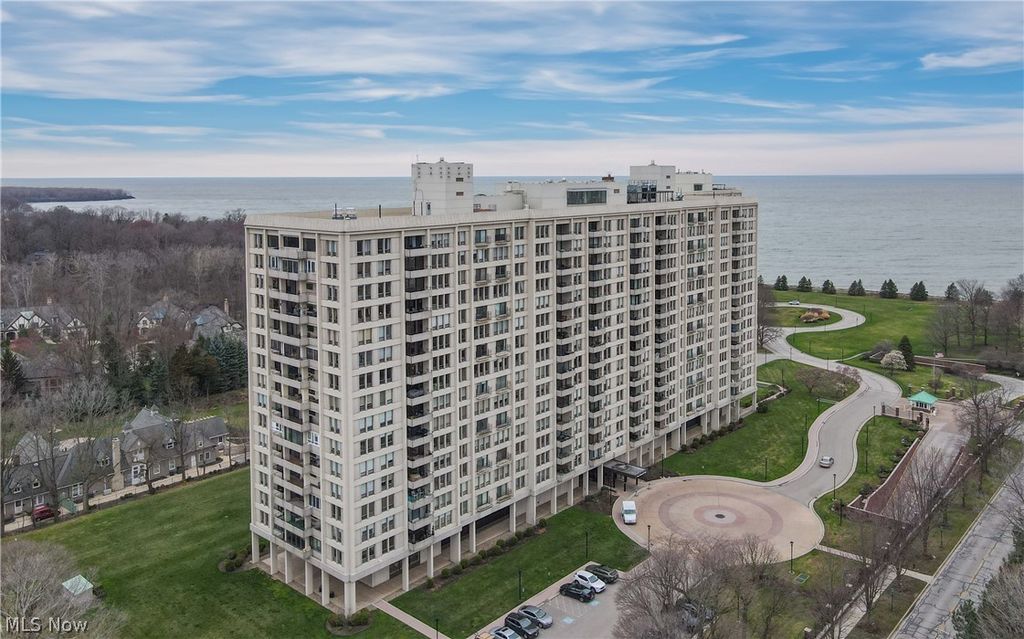 Photo of 1 Bratenahl Place #502, Bratenahl, OH 44108 (MLS # 5198533)