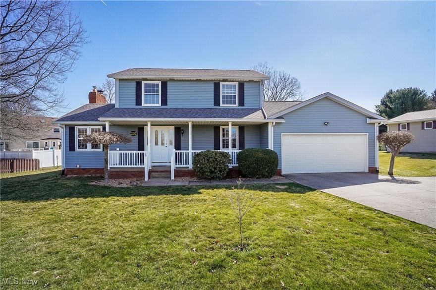 Pueblo Estates Colonial 3 Bedroom, 2.5 bathrooms. First floor Family room... Front porch. Great place to enjoy beautiful sunset. 
Newly paint interior. New flooring in 2025.