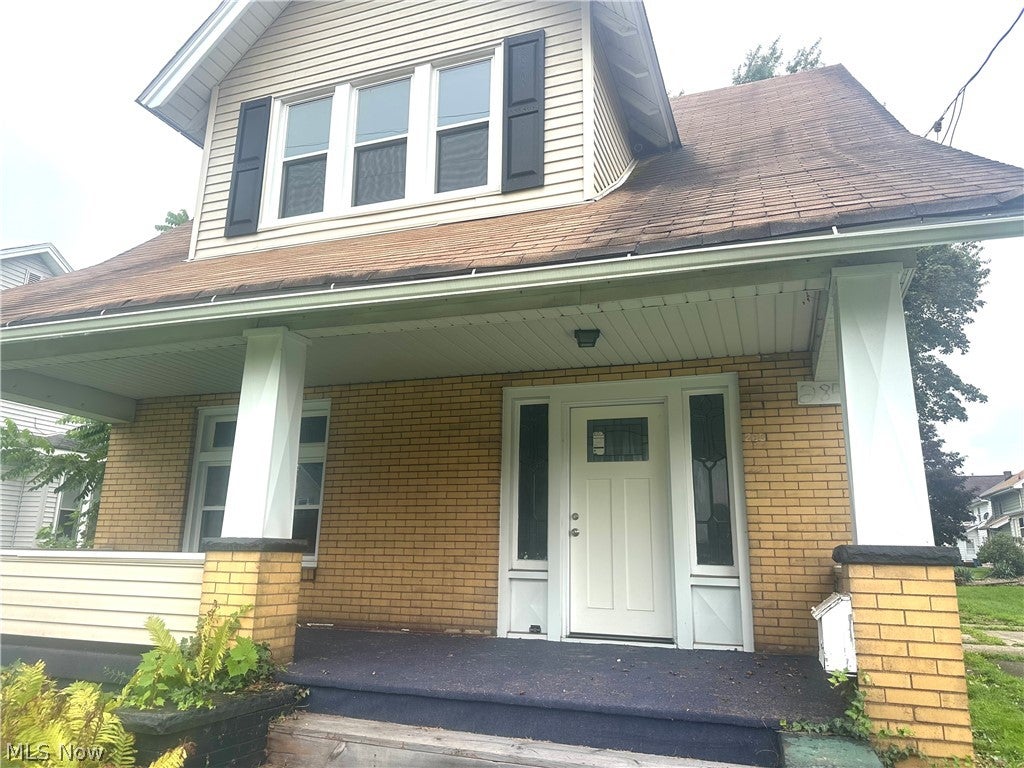 285 POLAND Avenue