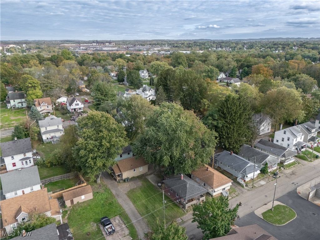 Photo of 1332 Struble Avenue NE, Canton, OH 44705 (MLS # 5165280)