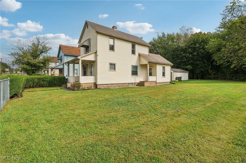 Photo of 325 S Jackson Street, Youngstown, OH 44506 (MLS # 5180007)