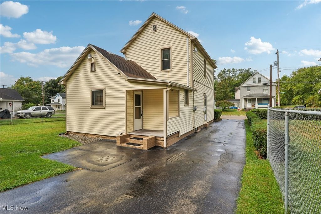 Photo of 325 S Jackson Street, Youngstown, OH 44506 (MLS # 5180007)