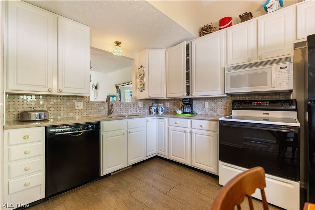 Photo of 1702 Southpointe Circle NE, Canton, OH 44714 (MLS # 5207020)