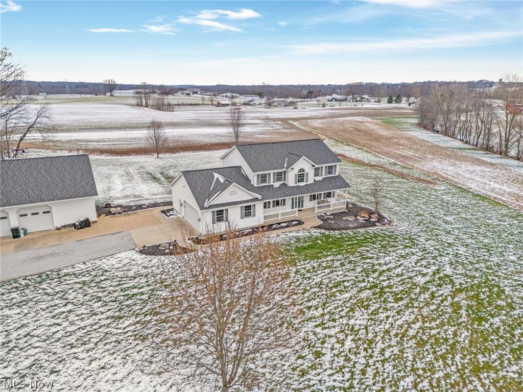 Photo of 2186 Woodline Avenue SW, North Lawrence, OH 44666 (MLS # 5194424)