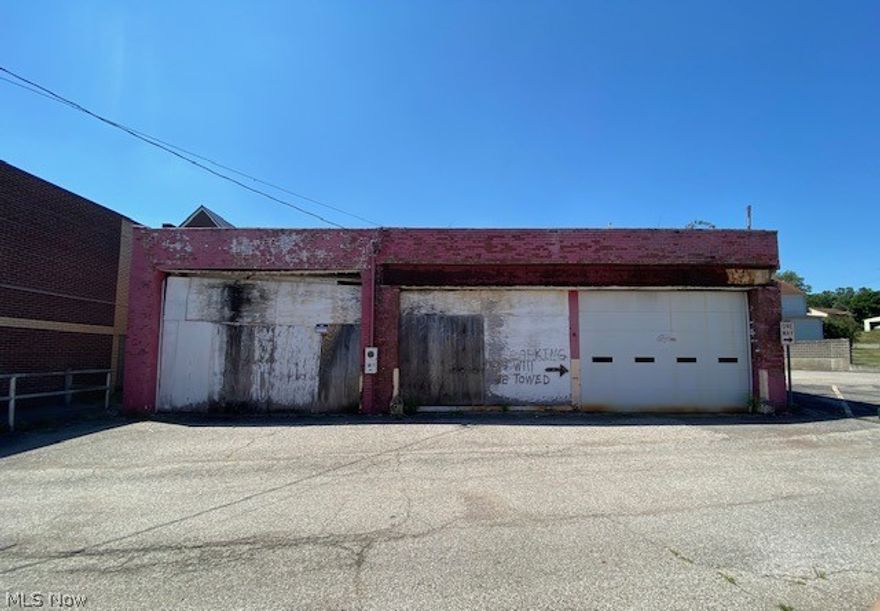 MAKE AN OFFER!!! This is the perfect opportunity to turn this space into a storage facility, auto detailing space, workshop, or let your imagination run wild to make it something great! Two loading docks are included in this 60 x 60 building. Call today to set up your tour!