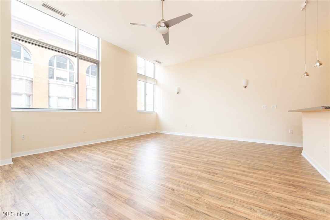 Cleveland, Ohio 44113, United States, 2 Bedrooms Bedrooms, ,2 BathroomsBathrooms,Residential,Pending,20611