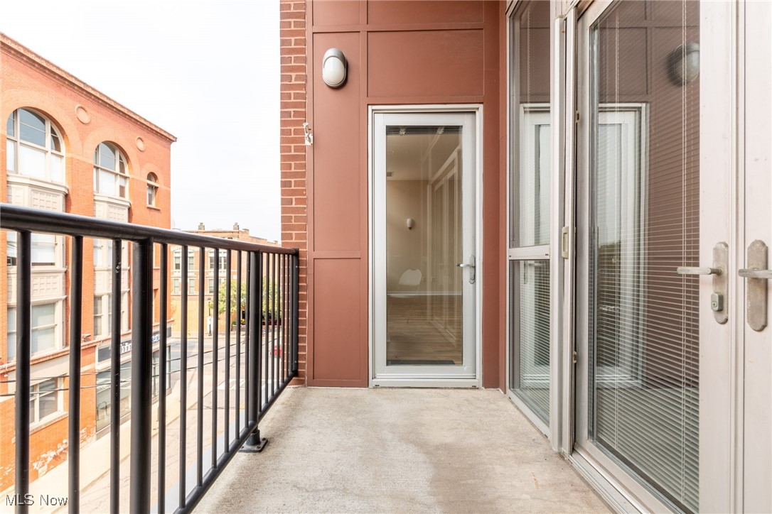 Cleveland, Ohio 44113, United States, 2 Bedrooms Bedrooms, ,2 BathroomsBathrooms,Residential,Pending,20611