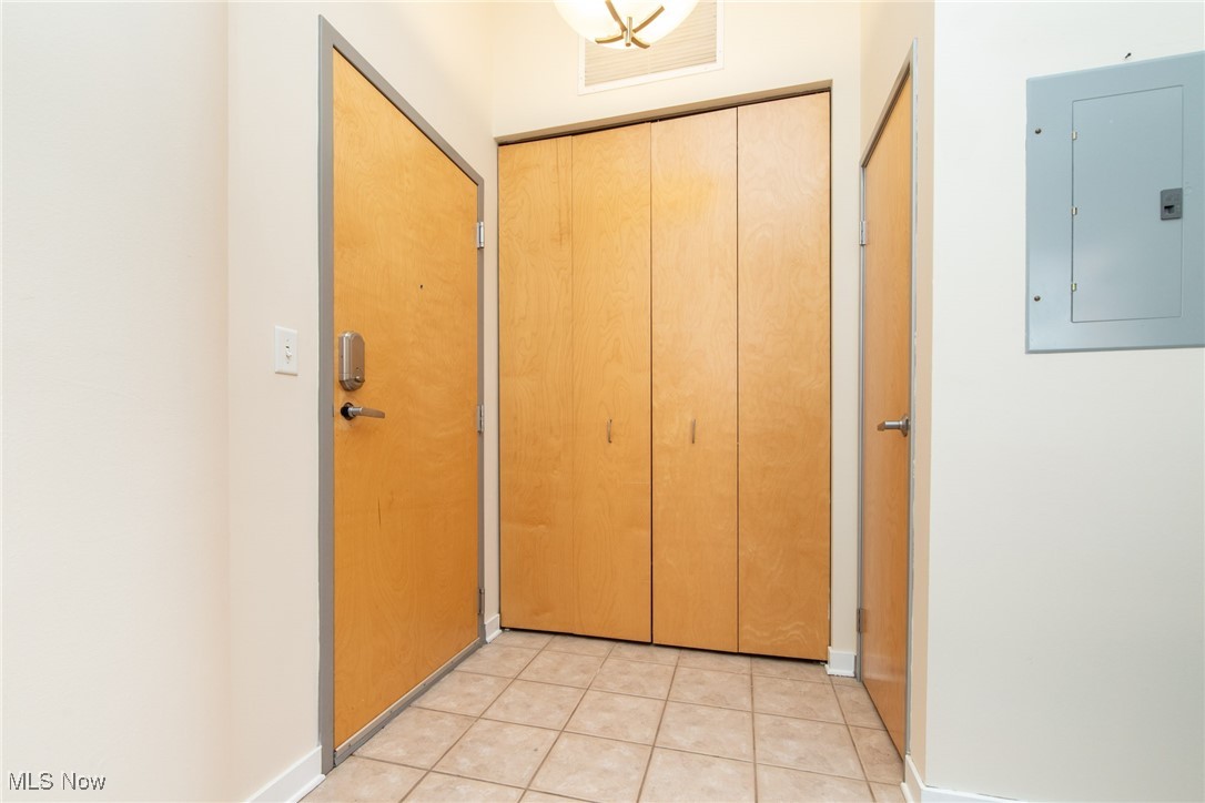 Cleveland, Ohio 44113, United States, 2 Bedrooms Bedrooms, ,2 BathroomsBathrooms,Residential,Pending,20611