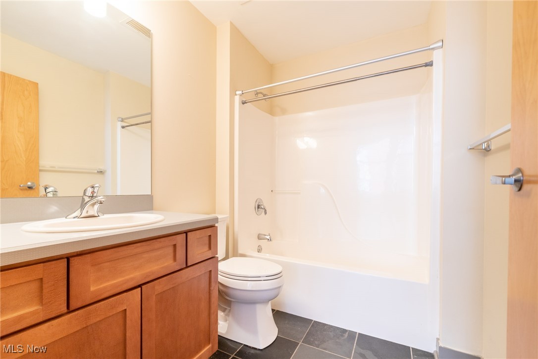 Cleveland, Ohio 44113, United States, 2 Bedrooms Bedrooms, ,2 BathroomsBathrooms,Residential,Pending,20611