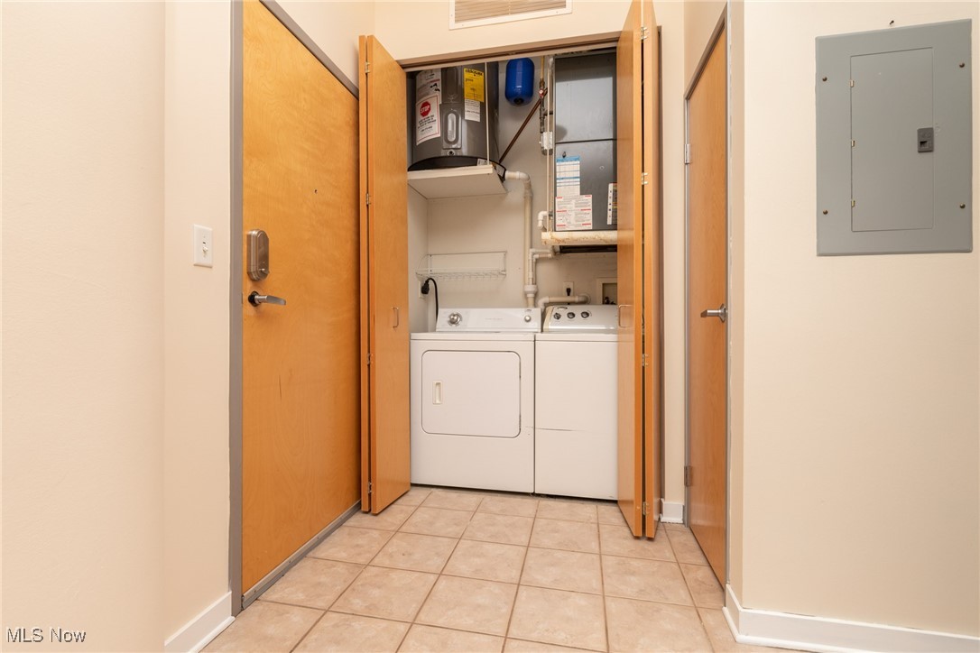 Cleveland, Ohio 44113, United States, 2 Bedrooms Bedrooms, ,2 BathroomsBathrooms,Residential,Pending,20611