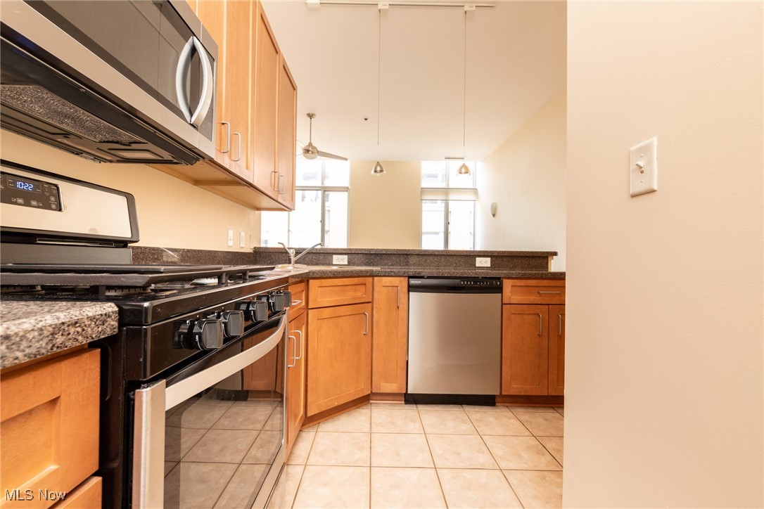 Cleveland, Ohio 44113, United States, 2 Bedrooms Bedrooms, ,2 BathroomsBathrooms,Residential,Pending,20611