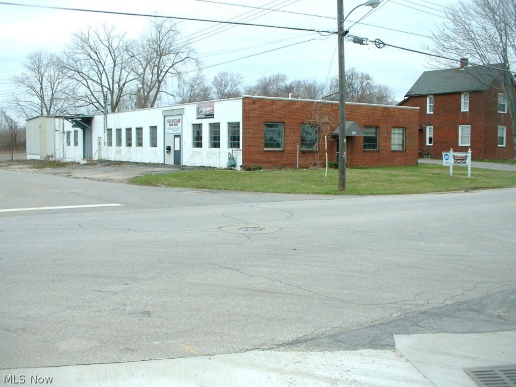 Up for absolute auction on Wednesday May 20, 2015 @ 10.00 A.M., is this 11,630 square foot multi purpose industrial/commercial building with 12 foot ceilings, 4 dock doors, showroom, 2 cranes, 3 phase electric power, all sitting on a 1.125 acre of land with plenty of parking. Conveniently located at 225 Central Ave. Mansfield, Ohio 44905, within minutes of U S 30, I-71, and downtown Mansfield, Ohio. This building can be easily divided. The zoning is I-2. The terms of the real estate auction are, the successful bidder, will on auction day furnish a nonrefundable deposit equal to 10% of the high bid, and the balance within 30 days. There will be a 10% buyer premium added to the high bid, to generate the final contract price