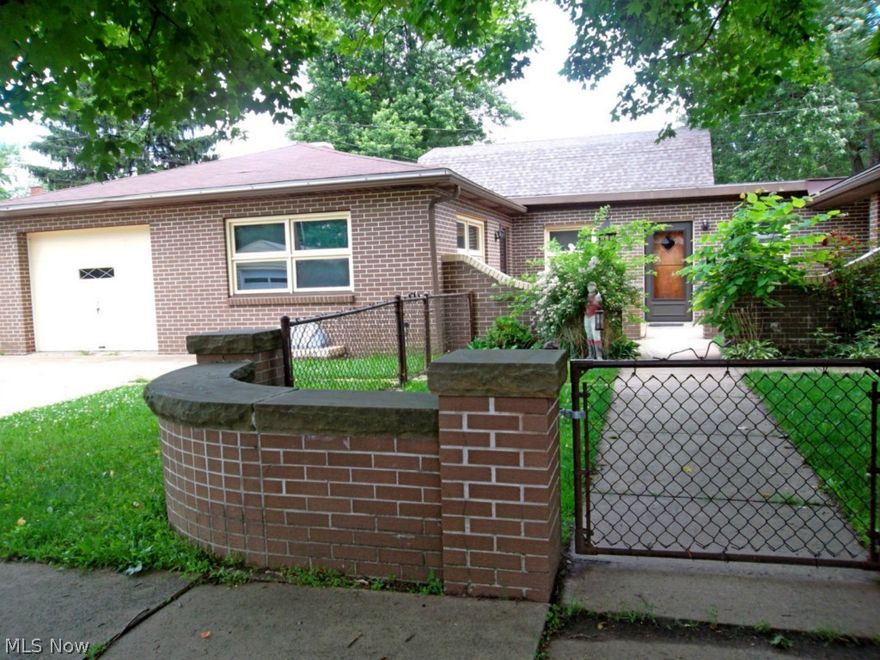 This is a large apartment with lots of storage. Clean 3 bedrooms, one being in the basement. Lovely setting on quiet street. No warranty on appliances. NO PETS/NO SMOKING.