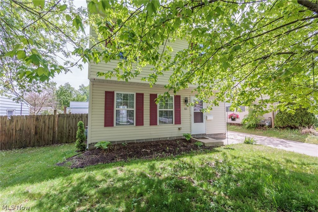 Photo of 671 Tioga Trail, Willoughby, OH 44094 (MLS # 5208430)