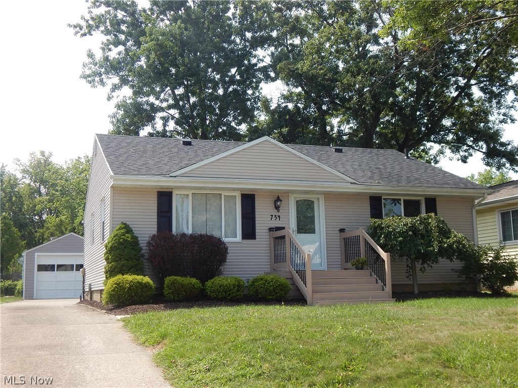 Complete updated 3 Bedroom Ranch, Enjoy the newer appliance kitchen, hardwood floors.
Finished rec. room in lower level.