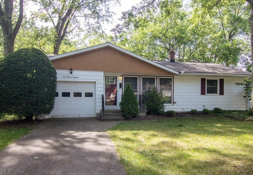 This ranch-style home is nestled in a quiet neighborhood. Boasting with charm for the new homeowner to enjoy. The main level offers three great size bedrooms with natural hardwood flooring. An updated kitchen for all your cooking and gathering needs. Last but not least the three-seasons room is great for all your relaxing activities. Close proximity to Walls Elementary, trails, Downtown Kent, restaurants, nightlife, and more!