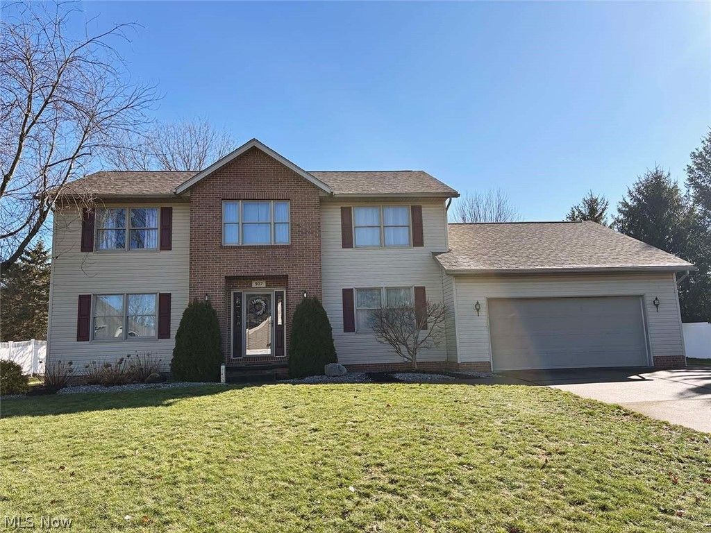 Photo of 907 Park Village Drive, Louisville, OH 44641 (MLS # 5189070)