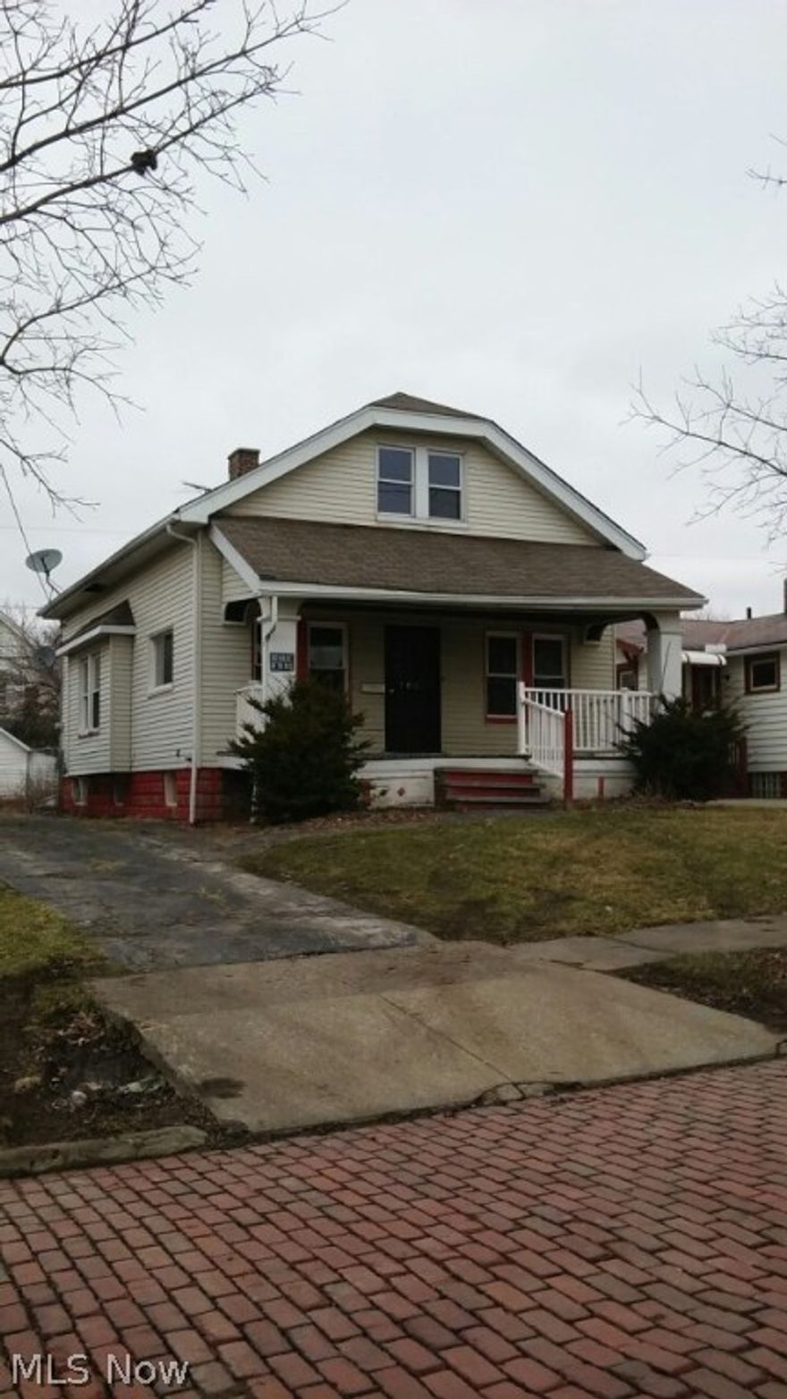 Nice quiet neighborhood.  this Cape features 3 bedrooms.  Great starter home for that growing family.  Formal dining room; spacious living room.