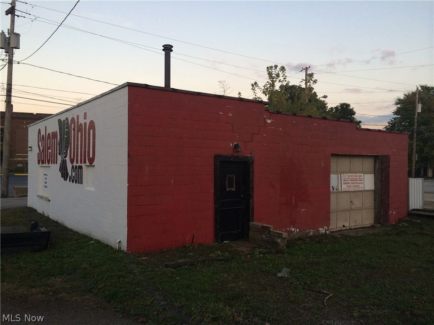 Commercial property in a prime location!  Perfect for a new or expanding business or investor!  Won't last!