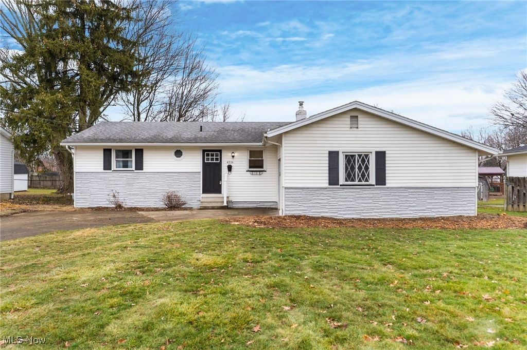 Photo of 4314 Kerrybrook Drive, Youngstown, OH 44511 (MLS # 5178667)