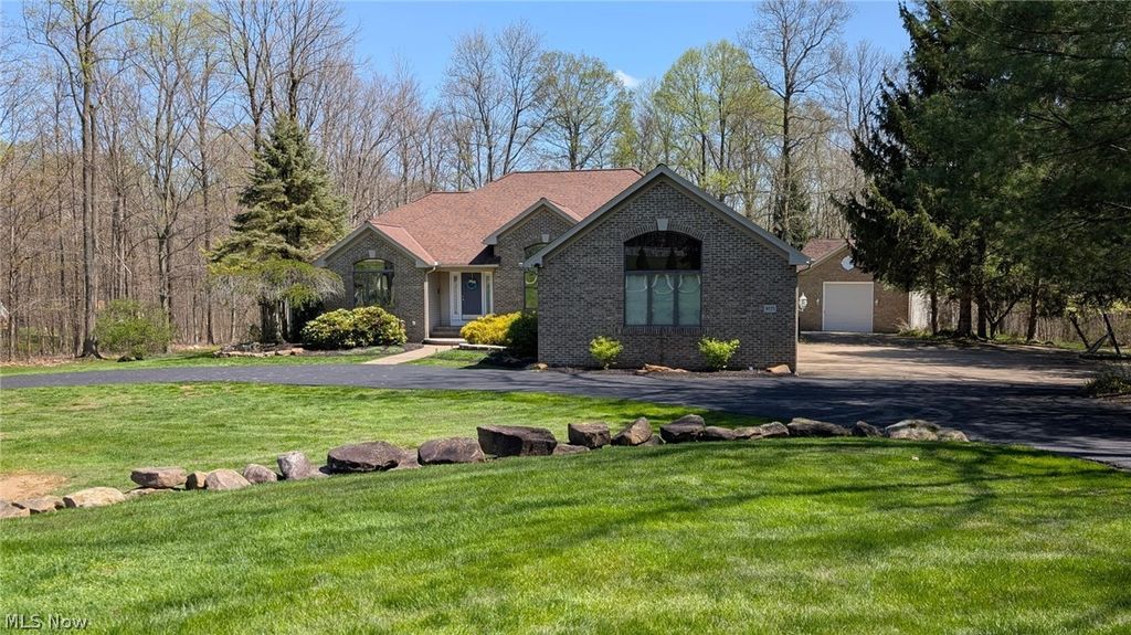 Photo of 9855 Breckenridge Drive, Chardon, OH 44024 (MLS # 5200333)