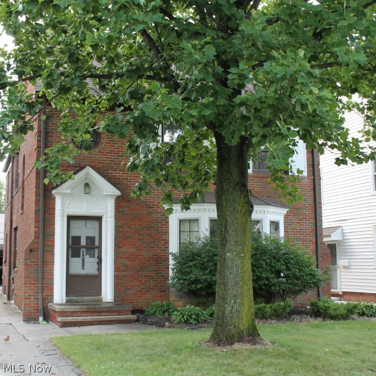 Spacious 4 bedroom unit with 2 garage spaces and updated kitchen area. The property is close to shopping and public transportation.