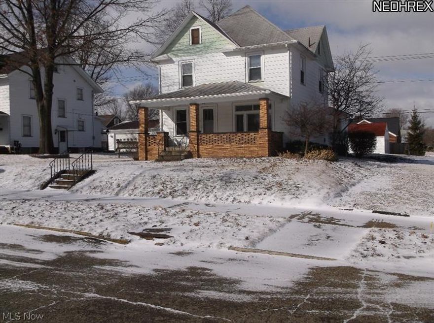 Lovely home in walking distance from Mount Union.  The home has a very nice dancing room.  New carpet in some areas and beautiful wood floors.  4 bedroom, 2.5 bath with handicapped features in the first floor.  This home is in a great location!   Esta casa tiene una ubicasion fantastica!