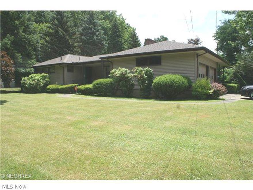 Vinyl sided ranch on over half an acre corner lot in Howland.  Kitchen with island, Jenn Air built-ins, and ceramic tile floor.  Formal dining room and large living room with picture windows and fireplace.  3 Bedrooms, 2.5 Baths, huge partially finished basement and 2-car attached garage.  Furnace and AC 10 years old.  Roof and gutters 1 year.  Howland Alarm.