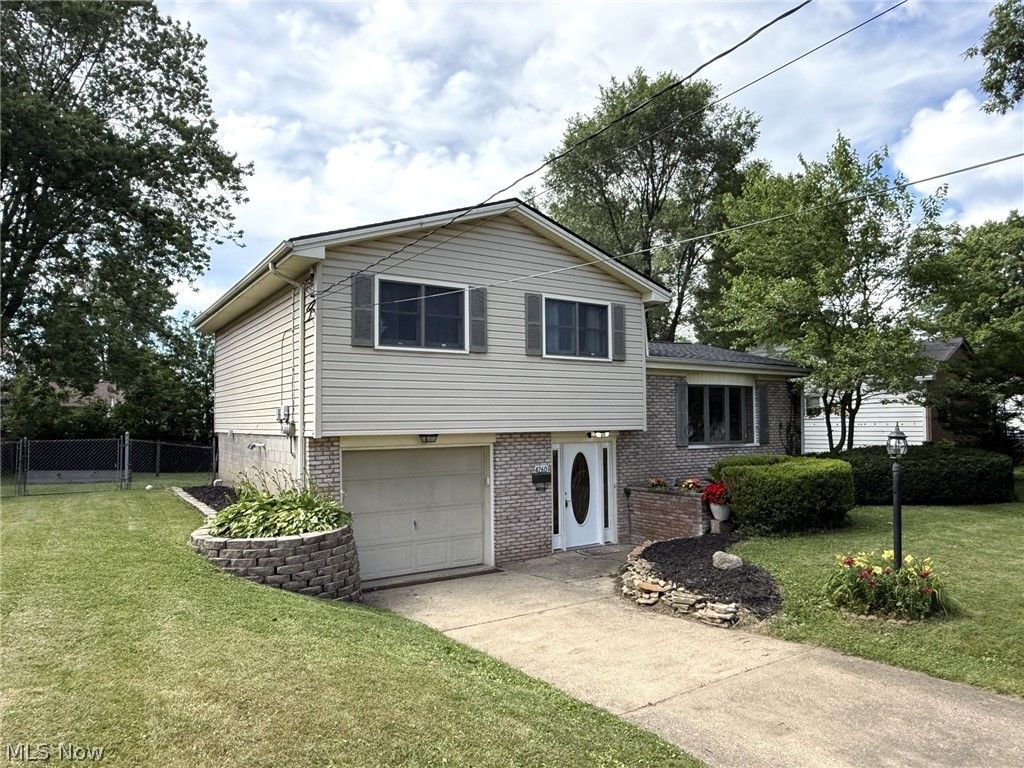 Photo of 4260 Wedgewood Drive, Austintown, OH 44511 (MLS # 5216176)