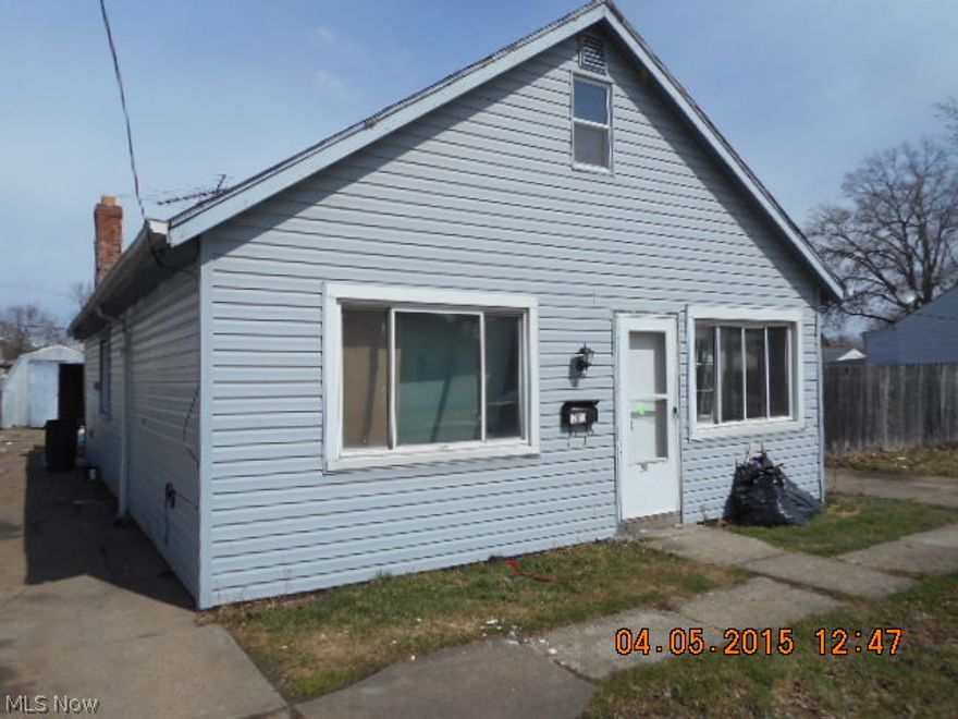 Freshly painted and carpeted interior.  Immediate occupancy now. 3 Bedroom Bungalow.  Extra Buildable Lot included with sale.  Vinyl Windows. Utility Rm 11x8, Furnace Rm 12x8,   Good starter home or turnkey investment property. Good Opportunity. Call for more details today.