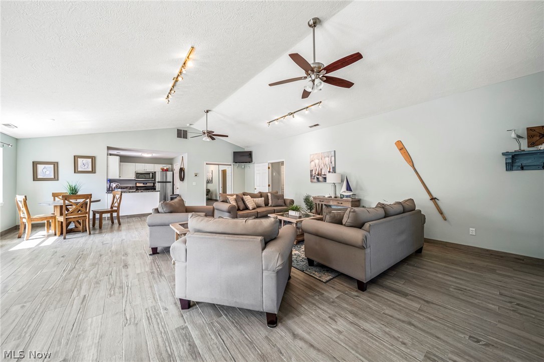 Mariners Point Condo Ph 2 - Residential