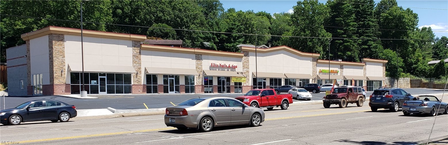 RESTAURANT SITE!!! DRIVE THRU unit 1. Site is located beside Home Depot on Grand Central Avenue/Murdoch. This property has lots of visibility, which attracts over 30,000 vehicles/day. Highest traffic count in WV. There is a lot of growth and impressive demographics for this location. It is located across from Grand Central Mall and many other great residential neighborhoods. Densely surrounded by households, condominiums, retail stores and restaurants. This particular unit is 2325 sq ft and has the option for a drive thru with the potential of a restaurant. $61,612.50 a year. Everything included except for your utilities. Available now 4 have been leased