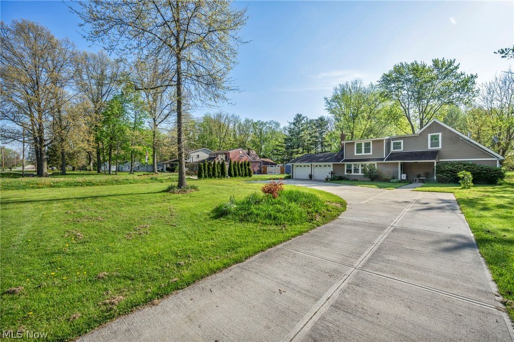 Photo of 8689 Stearns Road, Olmsted Township, OH 44138 (MLS # 5204252)