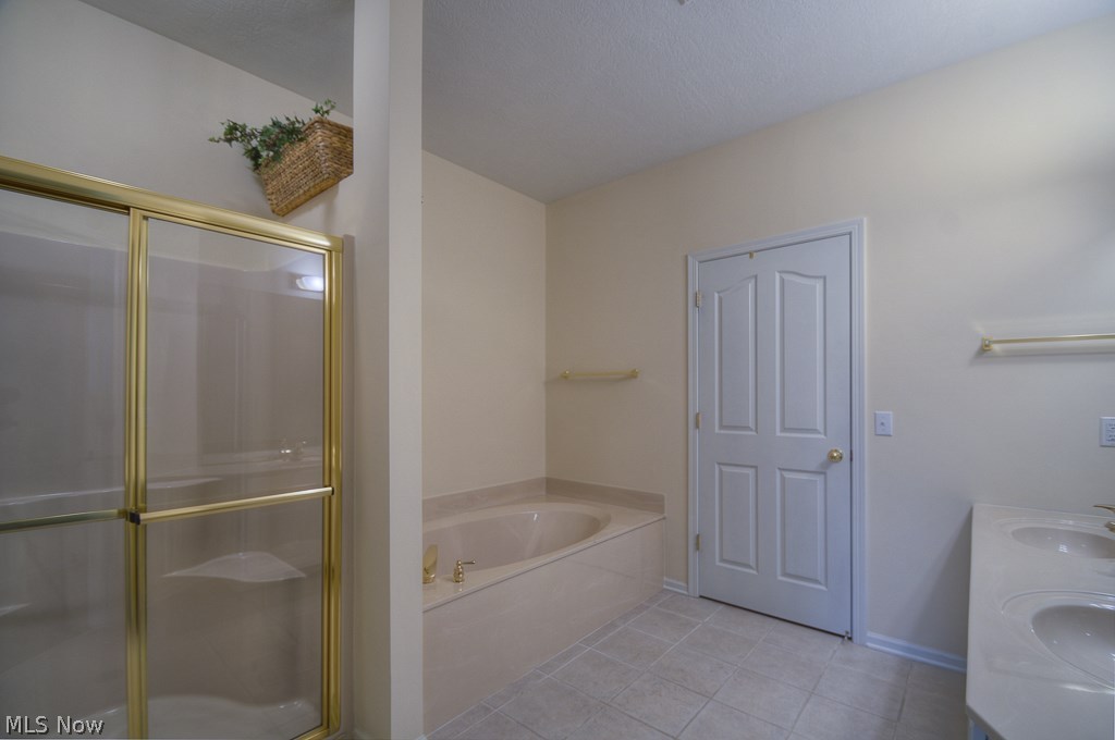 Woods/Auburn Lakes Condo Ph 01 - Residential