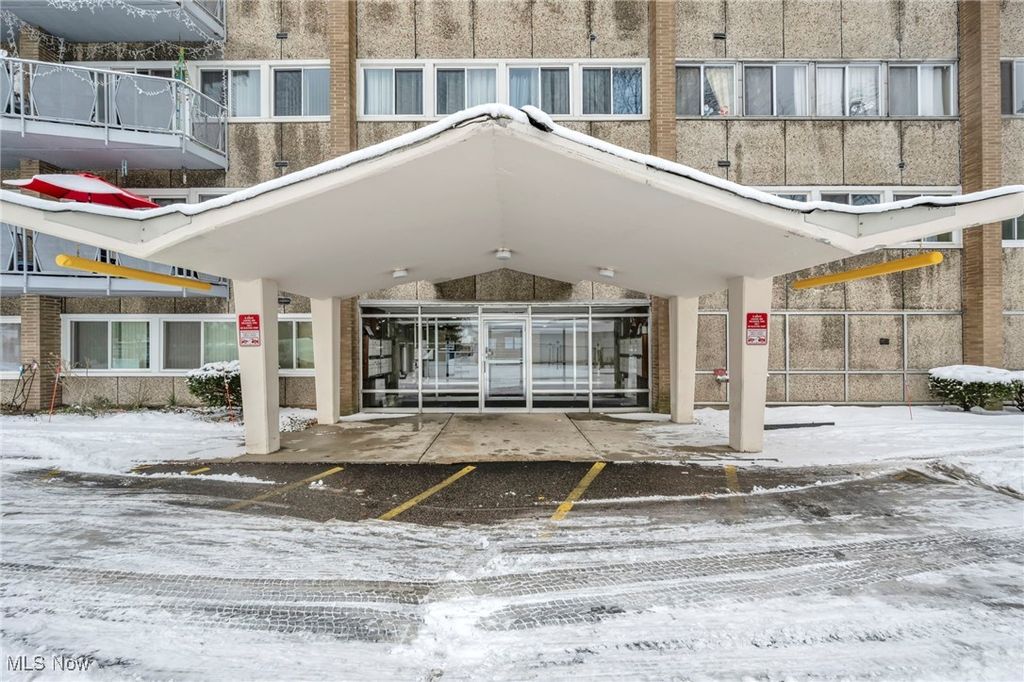 Photo of 6640 Pearl Road #407, Parma Heights, OH 44130 (MLS # 5177001)