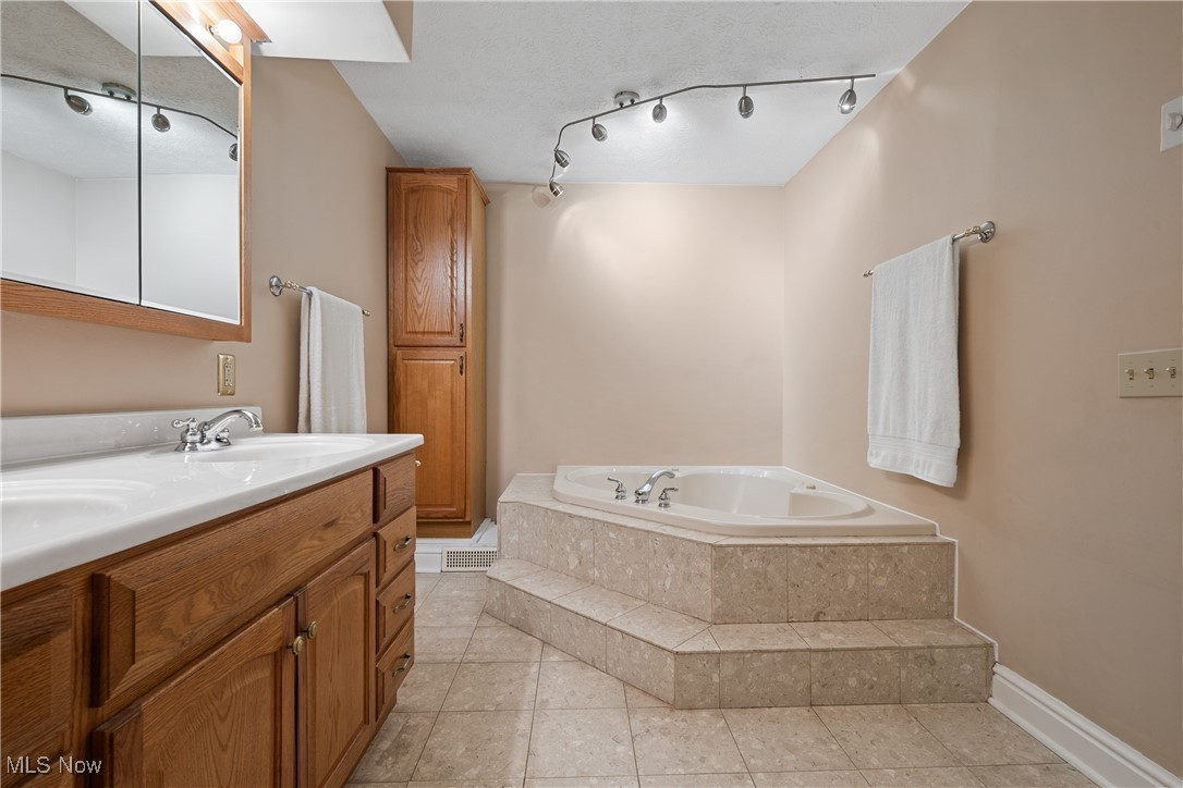 2990 Wildridge Drive, Massillon, Ohio image 28