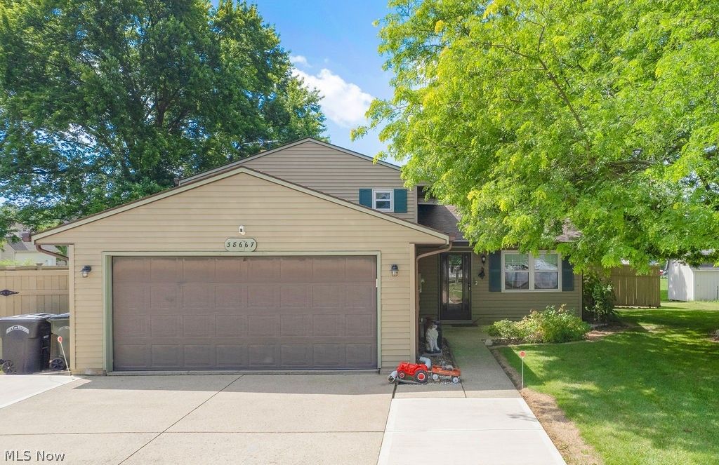 Photo of 38667 Chestnut Ridge Road, Elyria, OH 44035 (MLS # 5223171)