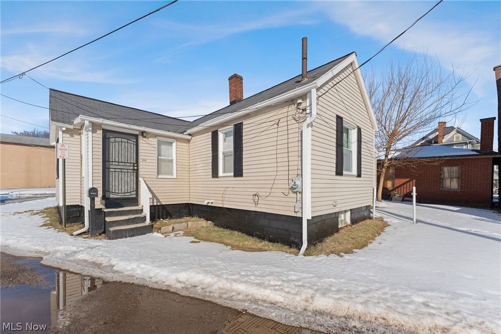 Photo of 912 Essig Court NW, Canton, OH 44703 (MLS # 5188627)