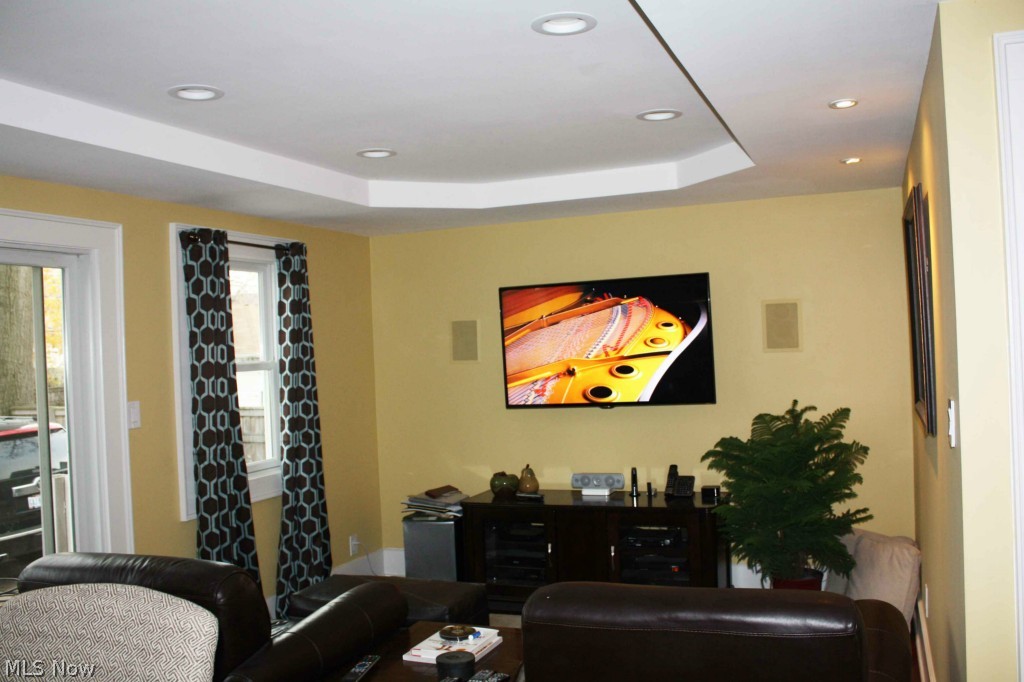 Between Detroit and Franklin Avenues - Residential