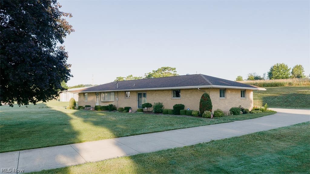 Photo of 9015 Mapleton Street SE, East Canton, OH 44730 (MLS # 5226362)