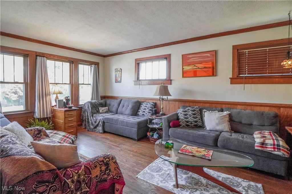 Photo of 2527 Lincoln Way NW, Massillon, OH 44647 (MLS # 5175734)