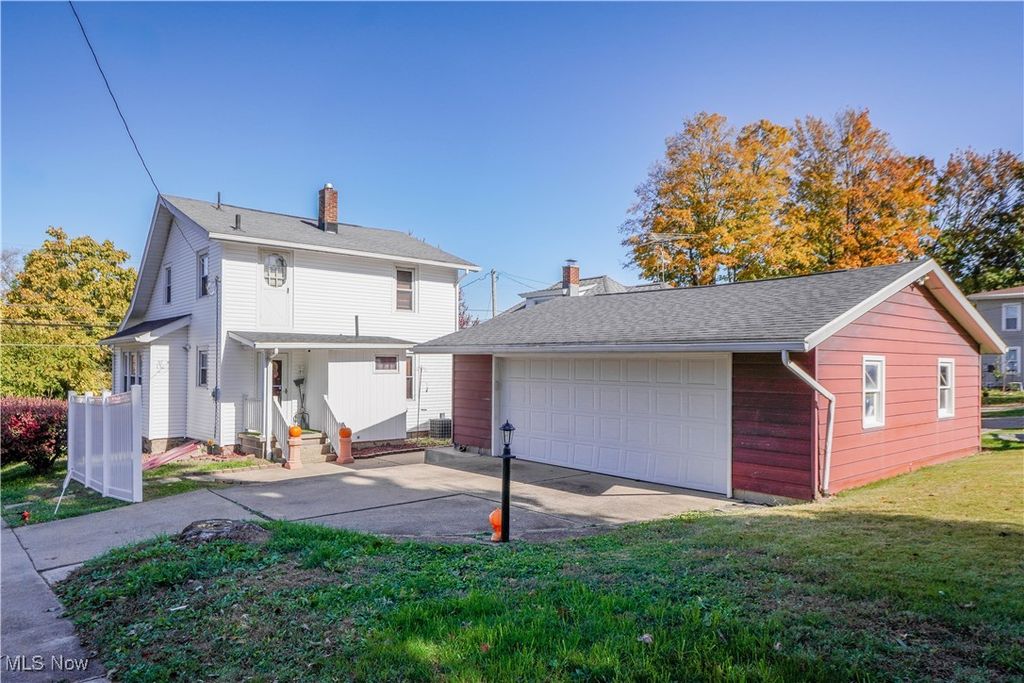 Photo of 2527 Lincoln Way NW, Massillon, OH 44647 (MLS # 5175734)