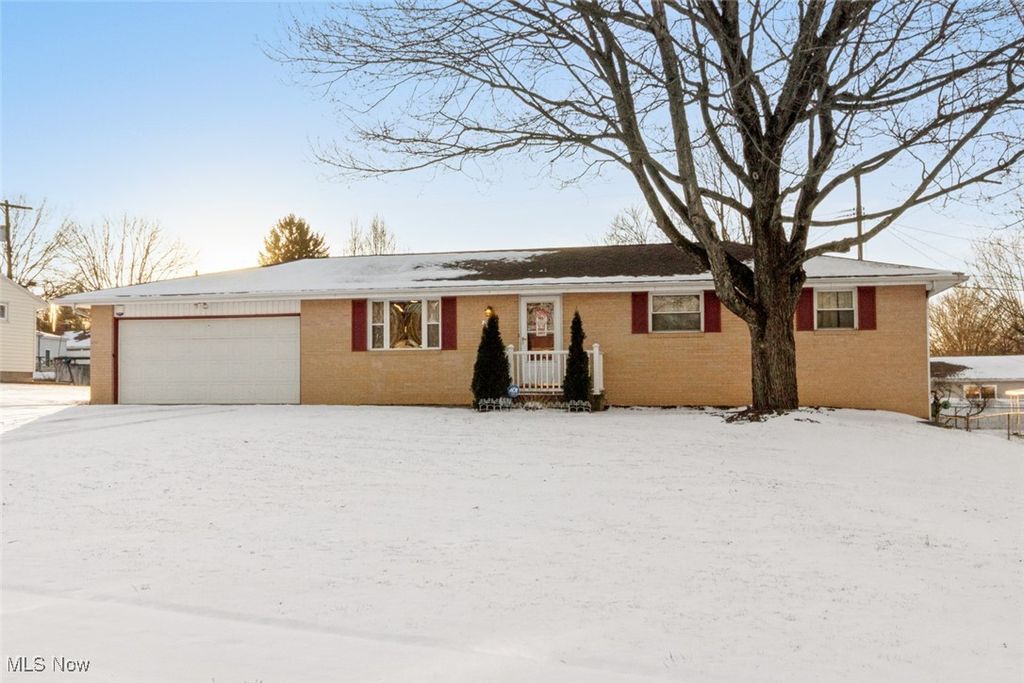 Photo of 557 Windamere Avenue NW, Massillon, OH 44646 (MLS # 5182898)